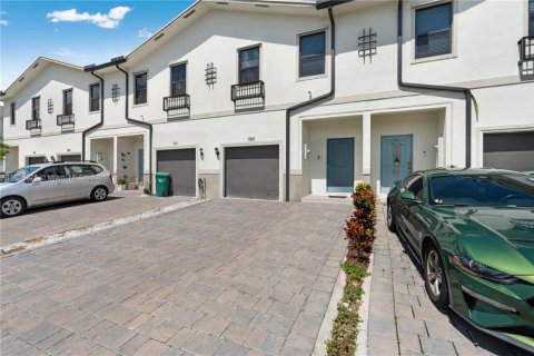 Townhouse in Florida City, Florida 3 bedrooms, 136.19 sq.m. № 1872055 - photo 2