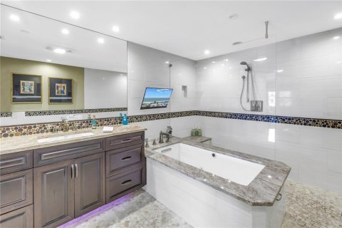 Condo in Indian Shores, Florida, 3 bedrooms  № 1740229 - photo 24