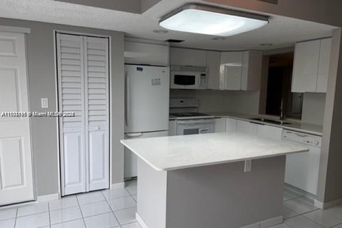 Купить кондоминиум в Халландейл-Бич, Флорида 2 спальни, 157.56м2, № 1861795 - фото 4