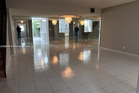 Купить кондоминиум в Халландейл-Бич, Флорида 2 спальни, 157.56м2, № 1861795 - фото 3