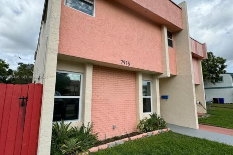 Townhouse in North Lauderdale, Florida 5 bedrooms, 150.5 sq.m. № 1990730 - photo 2