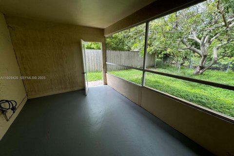 Townhouse in North Lauderdale, Florida 5 bedrooms, 150.5 sq.m. № 1990730 - photo 30