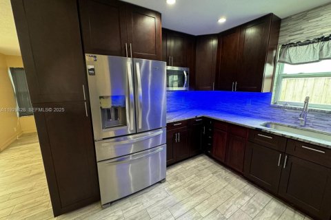 Townhouse in North Lauderdale, Florida 5 bedrooms, 150.5 sq.m. № 1990730 - photo 4