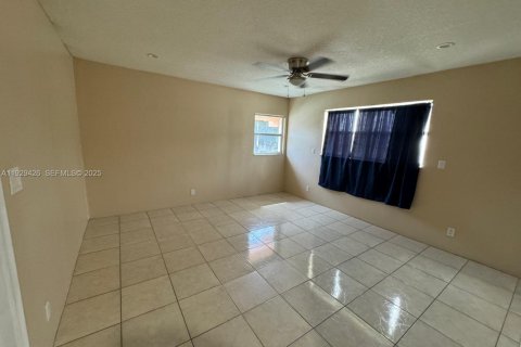 Townhouse in North Lauderdale, Florida 5 bedrooms, 150.5 sq.m. № 1990730 - photo 25