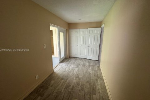 Townhouse in North Lauderdale, Florida 5 bedrooms, 150.5 sq.m. № 1990730 - photo 23