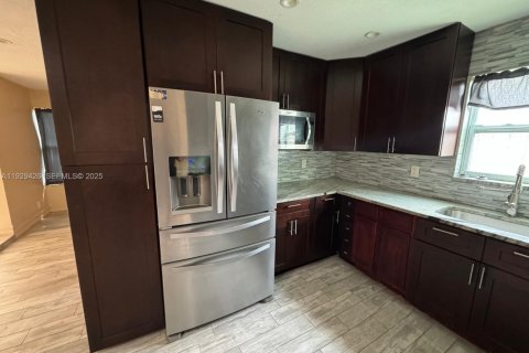 Townhouse in North Lauderdale, Florida 5 bedrooms, 150.5 sq.m. № 1990730 - photo 5