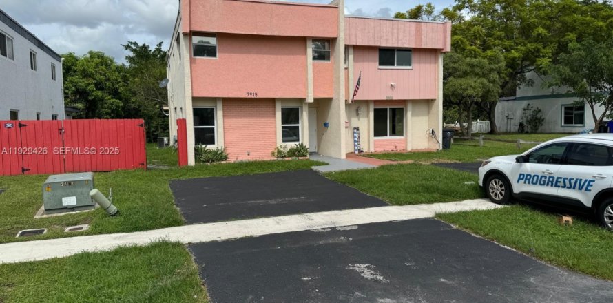 Townhouse in North Lauderdale, Florida 5 bedrooms, 150.5 sq.m. № 1990730