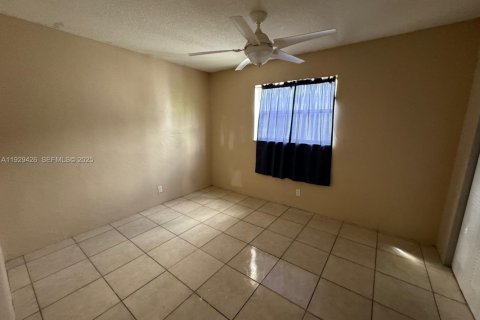 Townhouse in North Lauderdale, Florida 5 bedrooms, 150.5 sq.m. № 1990730 - photo 27