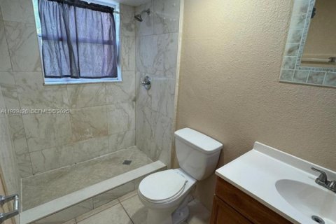 Townhouse in North Lauderdale, Florida 5 bedrooms, 150.5 sq.m. № 1990730 - photo 21