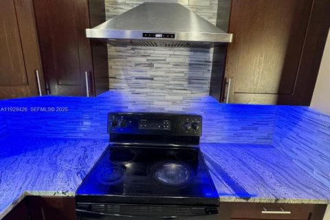 Townhouse in North Lauderdale, Florida 5 bedrooms, 150.5 sq.m. № 1990730 - photo 7