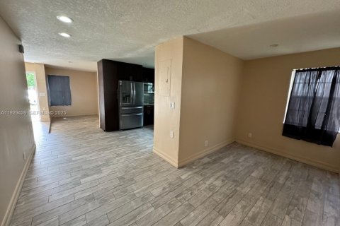 Townhouse in North Lauderdale, Florida 5 bedrooms, 150.5 sq.m. № 1990730 - photo 9