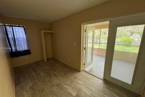 Townhouse in North Lauderdale, Florida 5 bedrooms, 150.5 sq.m. № 1990730 - photo 29