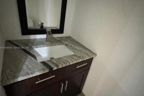 Townhouse in North Lauderdale, Florida 5 bedrooms, 150.5 sq.m. № 1990730 - photo 20