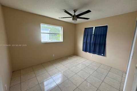 Townhouse in North Lauderdale, Florida 5 bedrooms, 150.5 sq.m. № 1990730 - photo 24
