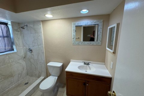 Townhouse in North Lauderdale, Florida 5 bedrooms, 150.5 sq.m. № 1990730 - photo 22