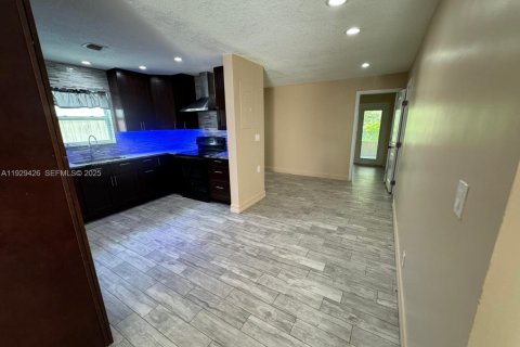 Townhouse in North Lauderdale, Florida 5 bedrooms, 150.5 sq.m. № 1990730 - photo 3