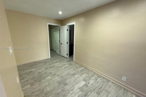 Townhouse in North Lauderdale, Florida 5 bedrooms, 150.5 sq.m. № 1990730 - photo 17