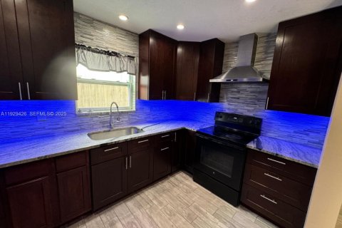 Townhouse in North Lauderdale, Florida 5 bedrooms, 150.5 sq.m. № 1990730 - photo 6