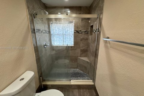 Townhouse in North Lauderdale, Florida 5 bedrooms, 150.5 sq.m. № 1990730 - photo 12