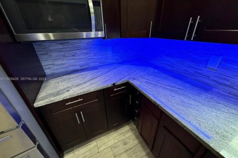 Townhouse in North Lauderdale, Florida 5 bedrooms, 150.5 sq.m. № 1990730 - photo 8