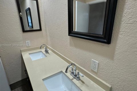 Townhouse in North Lauderdale, Florida 5 bedrooms, 150.5 sq.m. № 1990730 - photo 11