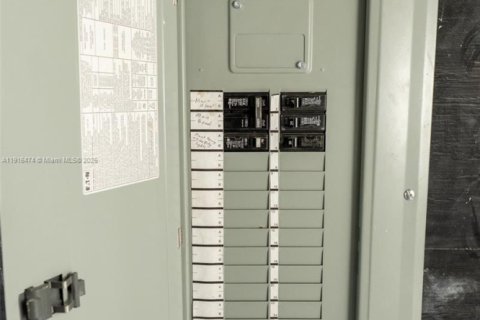 Commercial property in Miami, Florida № 1973801 - photo 17