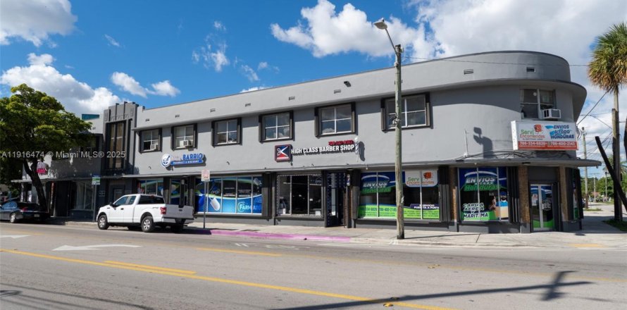 Commercial property in Miami, Florida № 1973801