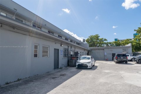 Commercial property in Miami, Florida № 1973801 - photo 7