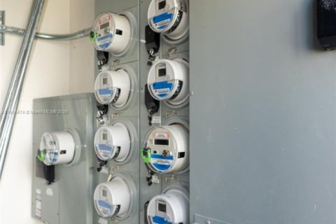 Commercial property in Miami, Florida № 1973801 - photo 16