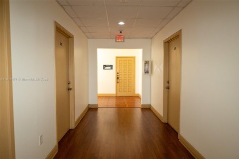 Commercial property in Miami, Florida № 1973801 - photo 14