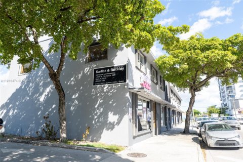 Commercial property in Miami, Florida № 1973801 - photo 11