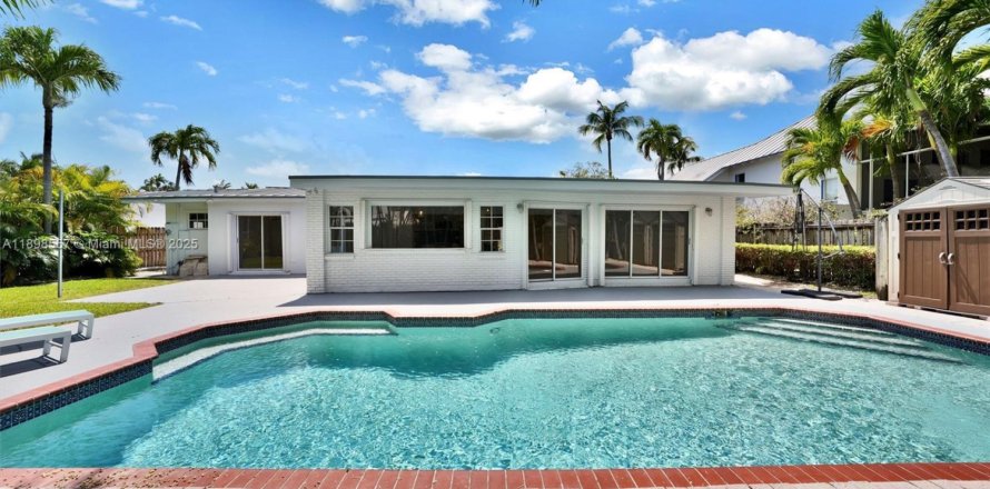 Дом в Ки-Бискейн, Флорида 4 спальни, 202.25м2 № 1950577