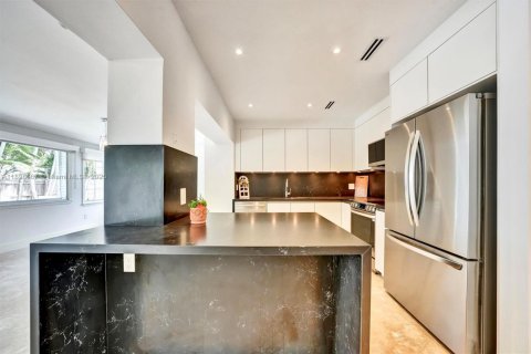 Снять в аренду виллу или дом в Ки-Бискейн, Флорида 4 спальни, 202.25м2, № 1950577 - фото 10