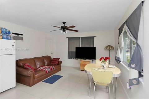 Casa en venta en Miami, Florida, 2 dormitorios, 73.86 m2 № 1994946 - foto 2