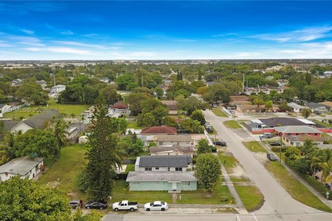 House in Miami, Florida 2 bedrooms, 73.86 sq.m. № 1994946 - photo 19