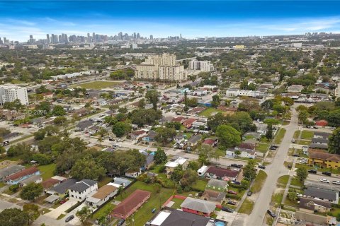 House in Miami, Florida 2 bedrooms, 73.86 sq.m. № 1994946 - photo 22