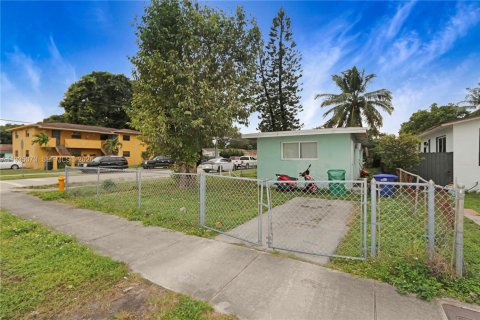 House in Miami, Florida 2 bedrooms, 73.86 sq.m. № 1994946 - photo 16