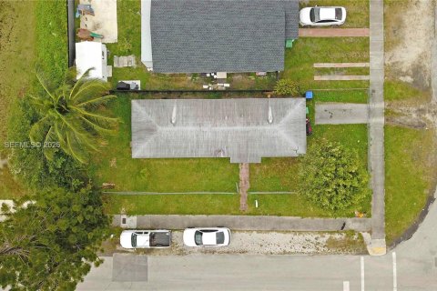House in Miami, Florida 2 bedrooms, 73.86 sq.m. № 1994946 - photo 18
