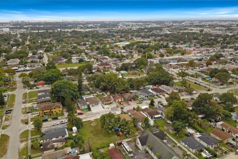 House in Miami, Florida 2 bedrooms, 73.86 sq.m. № 1994946 - photo 23