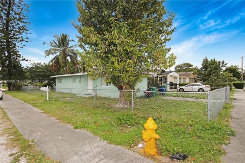 House in Miami, Florida 2 bedrooms, 73.86 sq.m. № 1994946 - photo 24