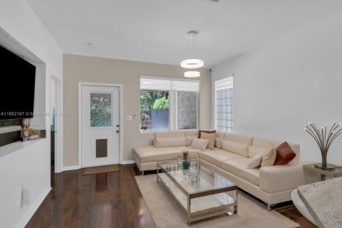 House in Cutler Bay, Florida 4 bedrooms, 219.99 sq.m. № 2012127 - photo 8