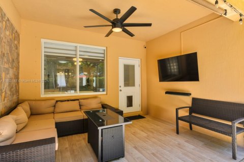 House in Cutler Bay, Florida 4 bedrooms, 219.99 sq.m. № 2012127 - photo 15