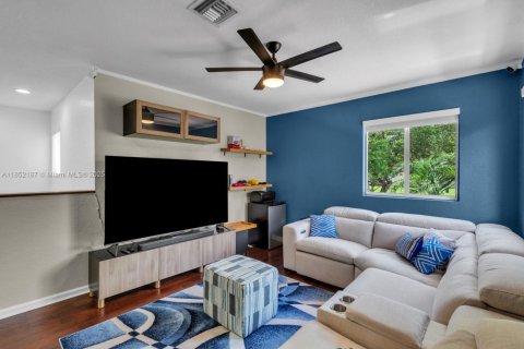 House in Cutler Bay, Florida 4 bedrooms, 219.99 sq.m. № 2012127 - photo 24