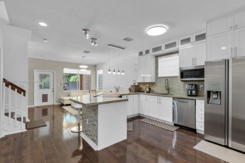 House in Cutler Bay, Florida 4 bedrooms, 219.99 sq.m. № 2012127 - photo 3