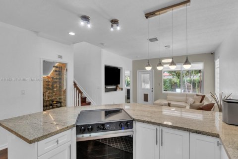 House in Cutler Bay, Florida 4 bedrooms, 219.99 sq.m. № 2012127 - photo 5
