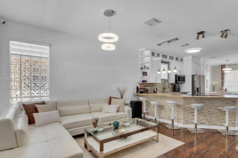 House in Cutler Bay, Florida 4 bedrooms, 219.99 sq.m. № 2012127 - photo 2