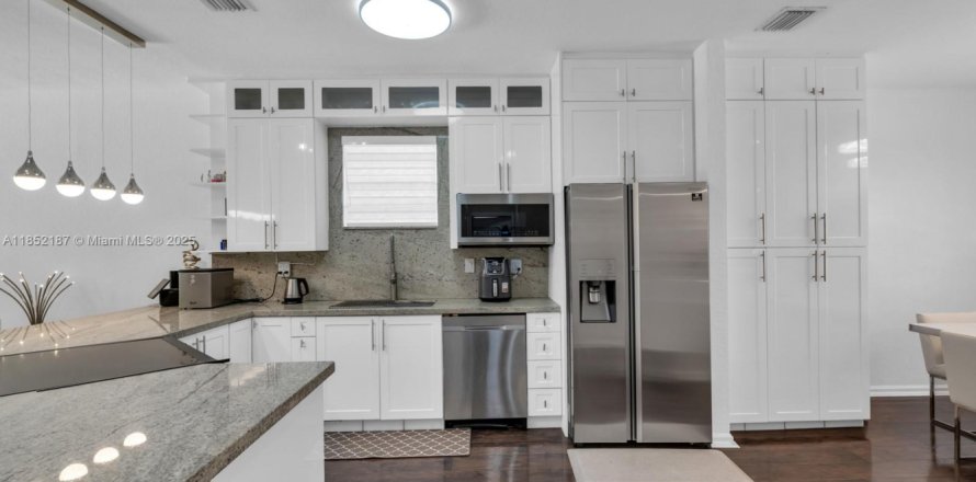 House in Cutler Bay, Florida 4 bedrooms, 219.99 sq.m. № 2012127