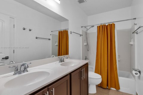 House in Cutler Bay, Florida 4 bedrooms, 219.99 sq.m. № 2012127 - photo 21