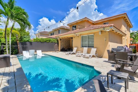 House in Cutler Bay, Florida 4 bedrooms, 219.99 sq.m. № 2012127 - photo 11