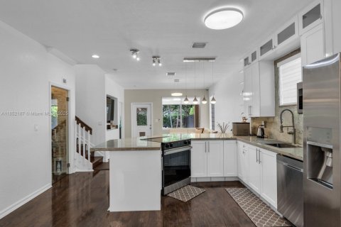 House in Cutler Bay, Florida 4 bedrooms, 219.99 sq.m. № 2012127 - photo 4